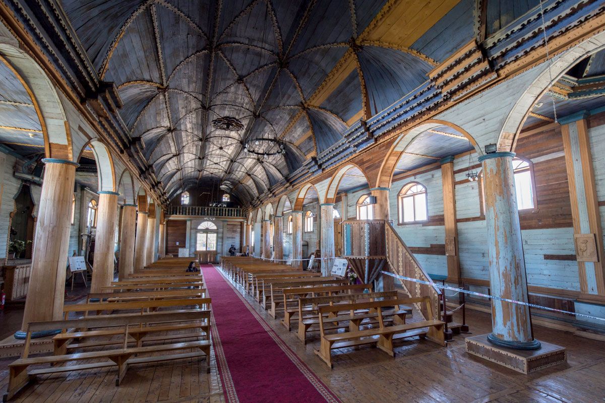 Interior de la Iglesia de Achao con sus columnas de madera