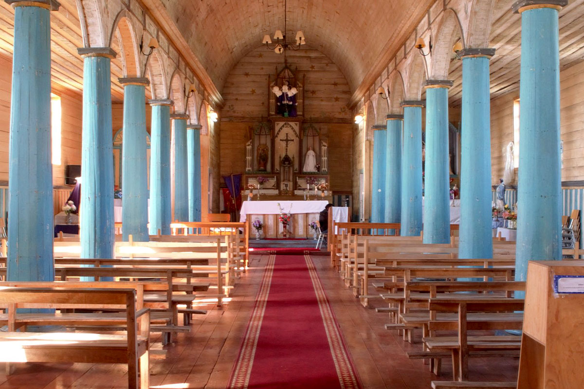 Interior de la Iglesia de Aldachildo con bóveda azul estrellada