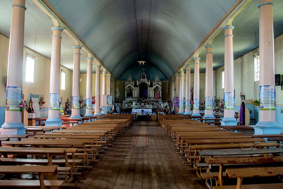 Interior de la Iglesia de Caguach con su bóveda de tablas curvas