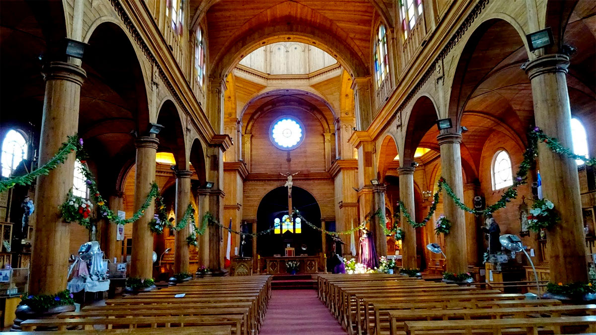Interior de la Iglesia de Castro con sus columnas y bóveda