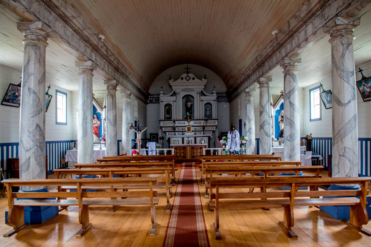 Interior de la Iglesia de Chelín con sus columnas cónicas