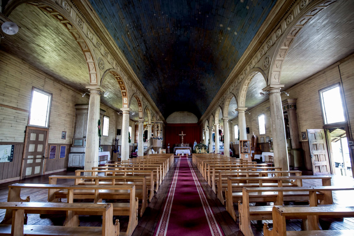 Interior de la Iglesia de Chonchi con su bóveda azul estrellada