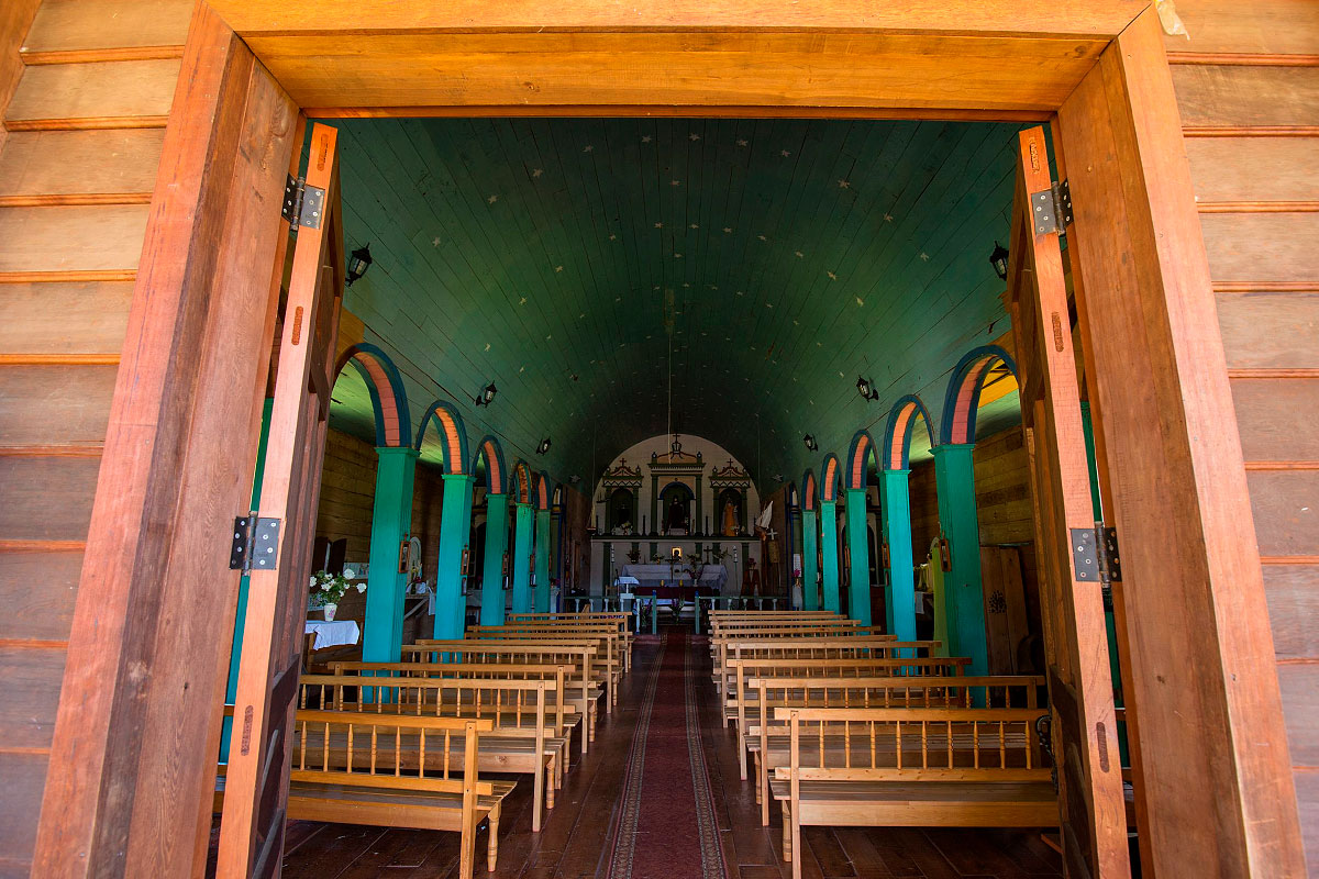 Interior de la Iglesia de Colo