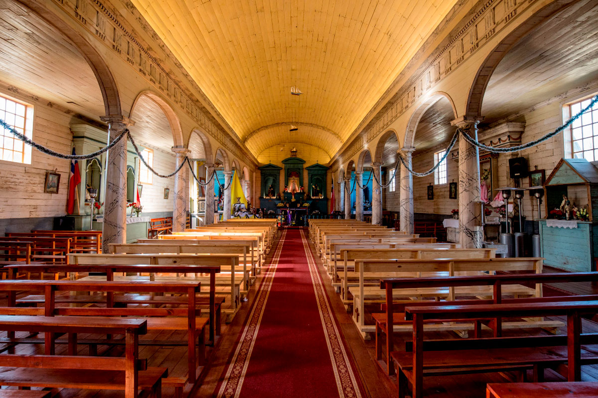 Interior de la Iglesia de Nercón con decoración que imita mármol