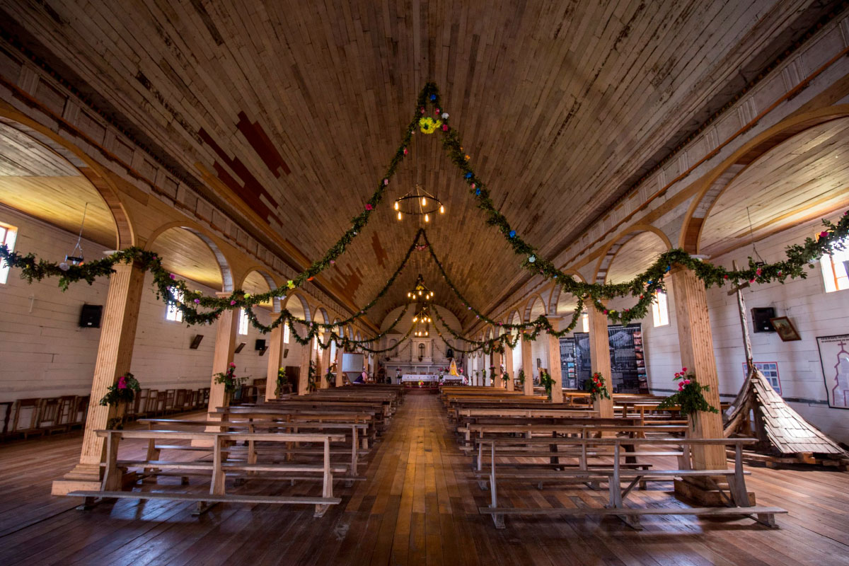 Interior de la Iglesia de Quinchao con su amplia nave central